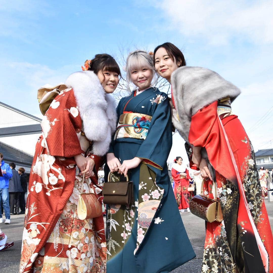 おゝみのインスタグラム：「福島市成人式お写真③です✨ . ‪㊗️🎉ご成人おめでとうございます🥳🎊‬ . ‪福島市の成人式会場である国体記念体育館で‬ ‪ご成人の方の撮影させていただきました📸✨‬ ‪ありがとうございます(*´▽`人)❤‬ . お写真はきものおおみのTwitterにもアップ済みです‼️ ぜひそちらもご覧下さい(*^^*)♪ - - - - - - - - -▷◁.｡ ‪#成人式 #成人式ヘア #成人式振袖 #平成最後の成人式 #振袖 ‬#ママ振 #着回し #古典 #レトロ #着物 #きもの #呉服 #着物女子 #着物コーデ #着物リメイク #日本髪 #20歳 #二十歳 ‪#きものおおみ #おおみグループ #イオン福島店3階‬ #福島市 #福島 #国体記念体育館」