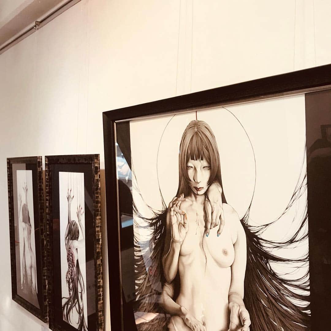 のインスタグラム：「#冥麿 さんの個展「告魄」素晴らしかったです。私達は肉体という物理的な哀しい縛りと共に生きていますが、そこから解き放たれんとする強いパワーと美しい想像力を感じました。ダークで素敵な作品群でした。#blood #organ」