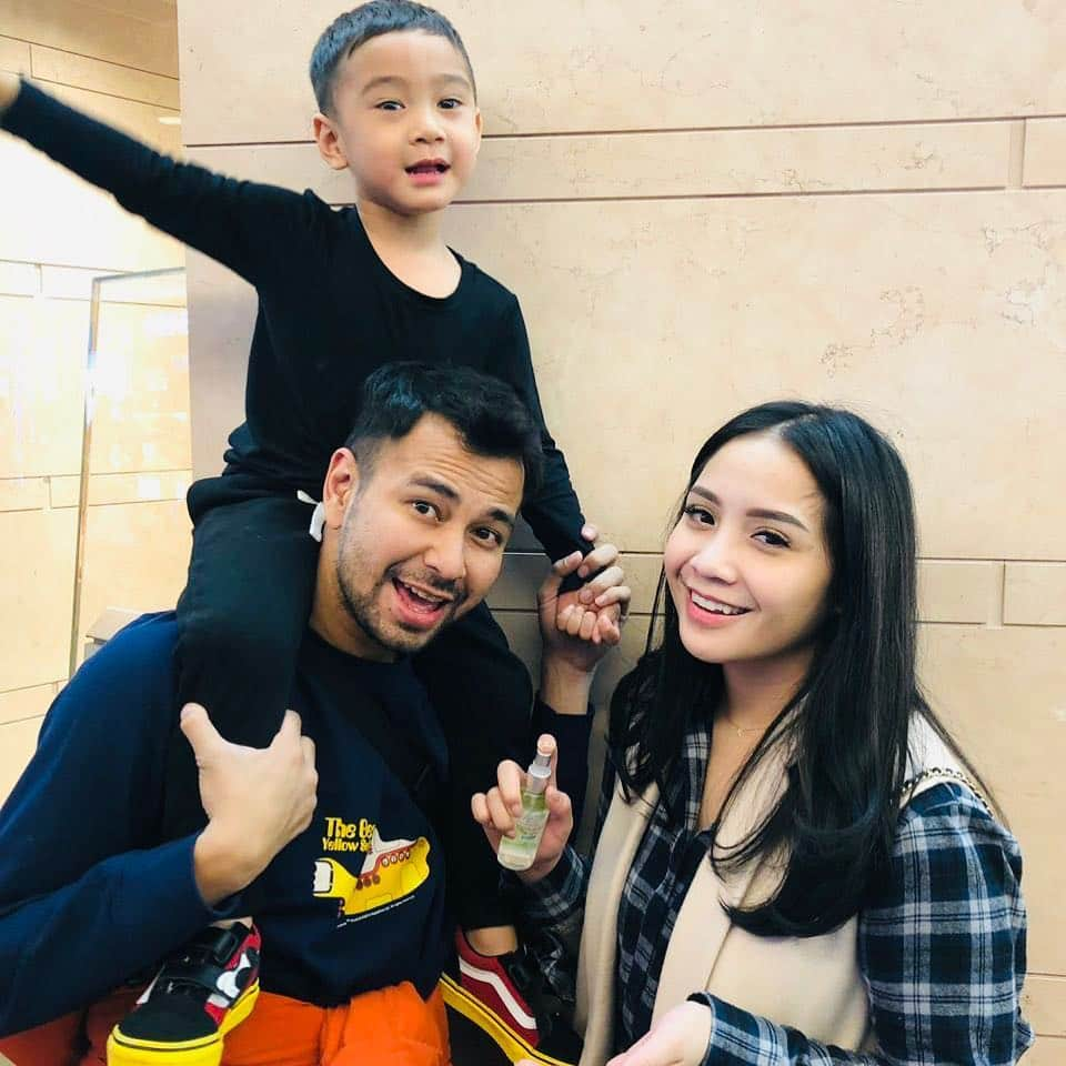 Raffi Ahmadさんのインスタグラム写真 - (Raffi AhmadInstagram)「Banyak yang mikir kalau kita terserang Penyakit yang disebabkan kuman melulu yang disalahkan kalo gak cuaca ya makanan, tetapi bisa jadi kita yang belum melindungi diri dan menjaga kebersihan diri, seperti barang yang kita pegang sehari – hari ternyata bisa jadi tempat sarang kuman yang dapat berpindah ke kita, seperti gagang pintu toilet, eskalator, uang bahkan Handphone yang selalu di genggaman. . .  Memang bisa saja terlihat bersih tetapi kuman penyakit siapa yang bisa lihat? Makanya pastikan kita selalu terlindungi dari kuman penyakit. . . Kalau aku dan keluarga udah pasti pakai @siantikuman untuk perlindungan. . . Nah untuk kalian yang sudah pakai dan yang mau coba aku kasih promo special dengan menggunakan kode voucher ENESGIGI di link berikut http://bit.ly/NAGITA_ANTIS」1月13日 17時05分 - raffinagita1717