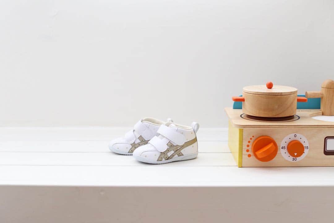 のインスタグラム：「2019.1.13✧ . 娘のファーストシューズがサイズアウトして 11.5cm→12.5cmに買い替え☺︎ ほんの3ヶ月で...ほんと早い！ . お気に入りのデザインなので またasicsの同じものを買いました♡ . 履けなくなったファーストシューズって みんなどうしてるんだろ〜(*´ｪ`*) . #asics#アシックス#SUKUSUKU#ファーストシューズ#1歳#1歳5ヶ月#女の子ママ#ファーストシューズ#日々#こどもと暮らす」
