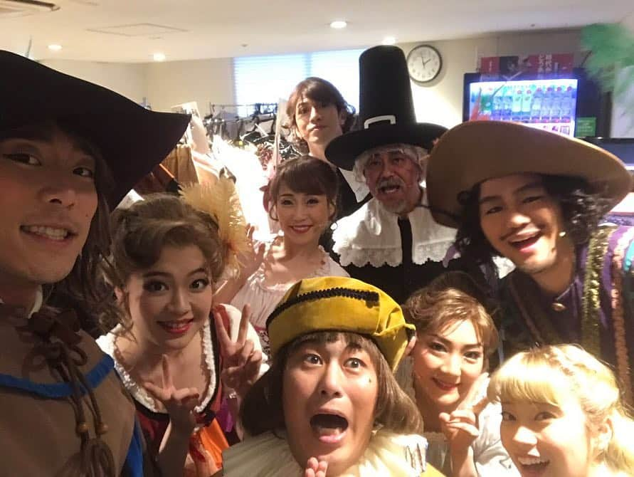 青山郁代さんのインスタグラム写真 - (青山郁代Instagram)「【大阪公演３日目！】 ・ 本日もご観劇ありがとうございました✨ ・ 夢のように楽しい「サムシング・ロッテン！」、残すところあと2回となってしまいました😢💦寂しい💦💦 ・ ・ 稽古場から、本番中も、楽屋も、お客様にも、とにかくずっと笑いに包まれている最高のカンパニーです。 ・ ・ 明日はマチソワ！ソワレ公演は大千穐楽！！！！ わーーーーー💕凄い事がたくさん起きる気がするぞー！未来が見えるぞ！ ・ 明るい未来が！！！！ ・ 明日も劇場でお待ちしています♪ ・ 1枚目トービー先輩（西川貴教さん）&清教徒という、共存しないタイムパラドックス写真💕 ・ P.S そして、お花や沢山のお心遣いやお手紙をありがとうございます。 頂いたお花は劇場ロビーに飾らせて頂いています☺️✨ ・ ・ #サムシングロッテン #somethingrotten #japan #musical #オリックス劇場  #中川晃教 さん #西川貴教 さん #福田雄一 さん演出 #タイムパラドックス  #トービーベルチ11歳テアトルアカデミーから来ました #感じるLOVE #未来が見えた」1月13日 23時27分 - ikuyo_aoyama