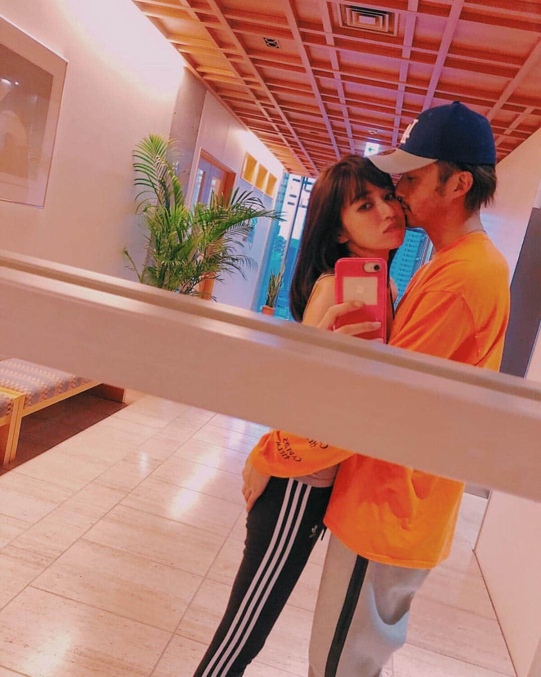 柴田翔平のインスタグラム：「年末からの疲れが取れない様子の仁香😵こーゆー時は逆に運動するとスッキリしたりするからジムに連れ出してきた🏋🏿‍♀️ ただ、仁香は筋トレをちょっとやっただけで筋肉が付くと思っててトレーニング中ずっと「これ以上やったらムキムキになっちゃうんじゃない？」ってずっと聞いてくる仁香に「そんな簡単に筋肉付きません」ってゆーやり取りを延々に取りながらトレーニングしてました。😂笑 #nicashoheylife#トレーニング #この日から仁香は爆睡です」