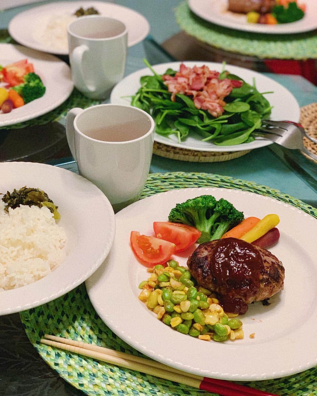 Karunaさんのインスタグラム写真 - (KarunaInstagram)「🍅🥦🥕🌽🥓🍚 ハワイ自炊生活も終盤に向かってきて やっとキッチンに慣れ始めました👩🏻‍🍳 オーガニックの野菜達が美味しくて お高めだけどWHOLE FOODS最高🛒 最近サラダは手作りドレッシングで 食べていますが簡単なのに好評です🥗 マグカップの中身は噂のミソスープ🤫 #karuna_cooking#wholefoods#hawaii」1月13日 18時07分 - karuna0520