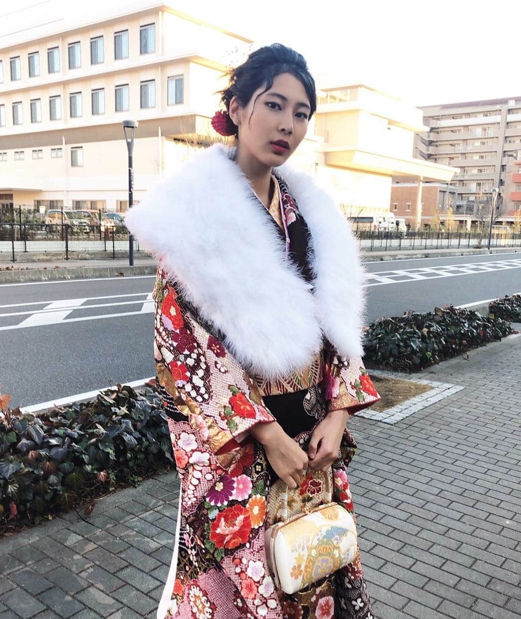 那須ミラノのインスタグラム：「今日は成人式でした。 実はパリでのお仕事が被ってたんですけどもちろんずっと楽しみにしてた成人式に行きました♡ みんなに会えて本当に嬉しいしたくさんエネルギーをもらえて幸せ。。 。 #成人式#新成人」
