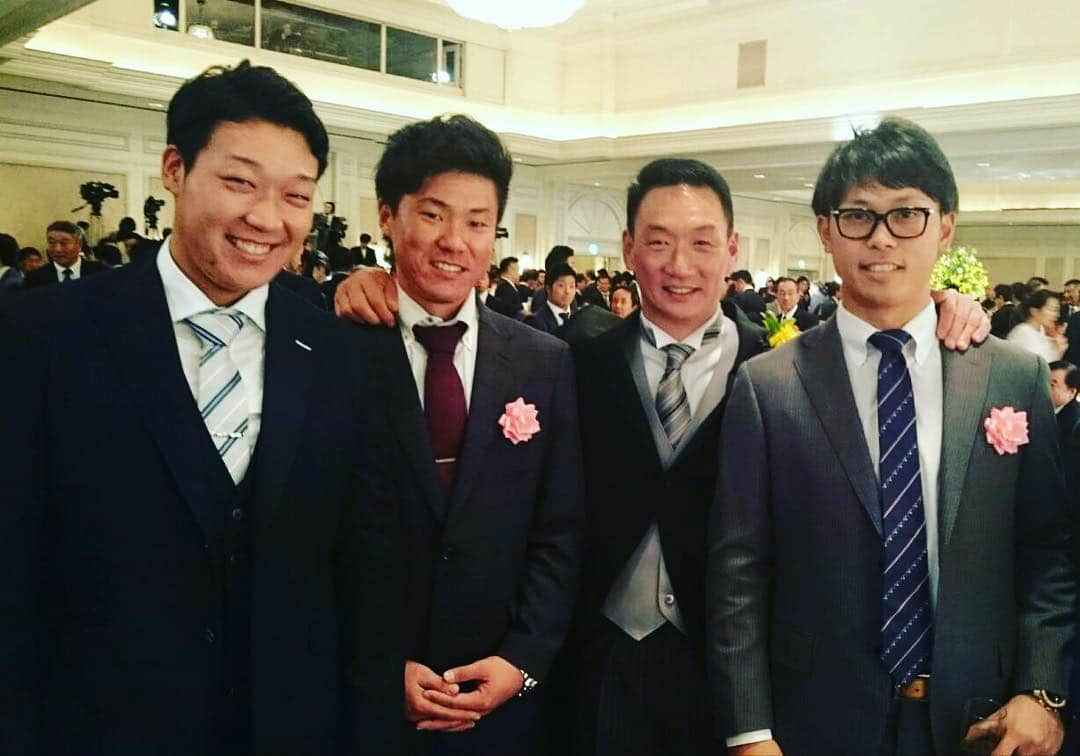 高山俊のインスタグラム：「遅くなりましたが、明けましておめでとうございます。 今日自主トレを終えて明日大阪に帰ります！ 去年は本当に悔しいシーズンになってしまいましたが、その中でもたくさん応援していただきありがとうございました。 ファンの皆さんに結果で返す事ができずとても悔しかったです。 今年は絶対にやれると信じて頑張ります。 今年も応援よろしくお願いします！  年末年始ほとんど写真を撮っていないので金本さんの殿堂入りパーティの写真を使わせてもらいました。」