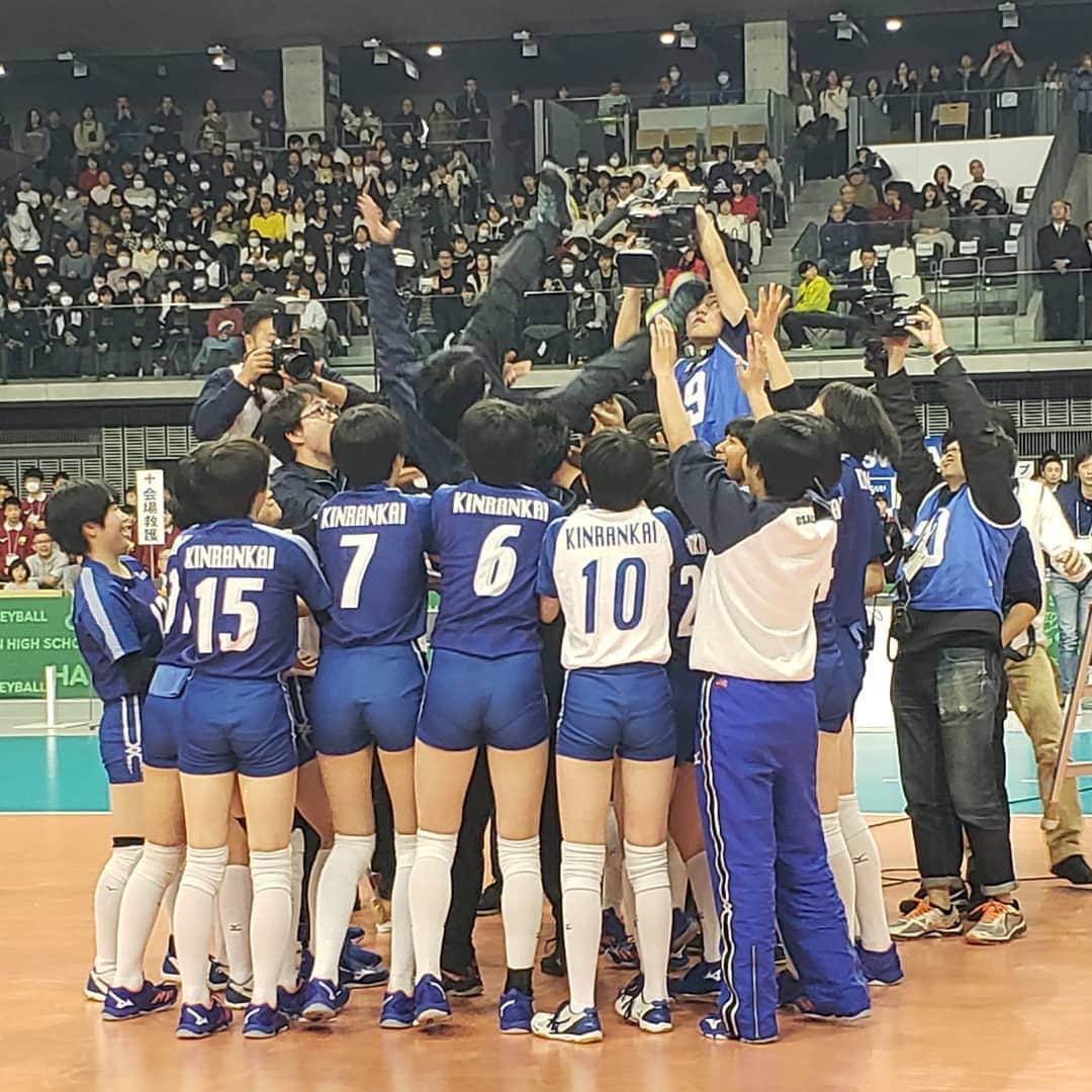 TBSバレブーさんのインスタグラム写真 - (TBSバレブーInstagram)「#春の高校バレー 女子決勝🏐 . 昨年の決勝と同じカードとなった  #金蘭会 (大阪)vs #東九州龍谷 （大分）の試合は３－２のフルセットの激闘の末、金蘭会高校が２年連続３度目の優勝を決めました‼️ . 国体、インターハイと準優勝に終わり、春高の舞台にすべてをかけてきたと話す金蘭会の選手達。 自らにかした走り込みが自信につながったと話してくれました☺️ . 大会MVPには2年生の #宮部愛芽世 選手が選出👑 . 来年も優勝して3連覇を狙いたいと喜びをかみしめました(*^^*) 選手たちの今後の活躍が楽しみです」1月13日 18時24分 - tbs.volleyboo