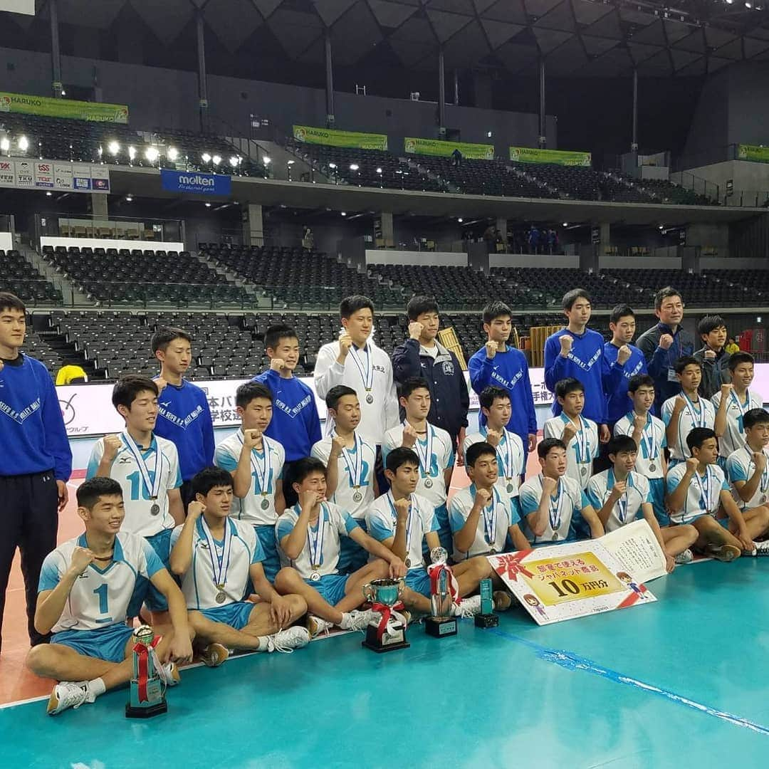 TBSバレブーさんのインスタグラム写真 - (TBSバレブーInstagram)「#春の高校バレー 女子決勝🏐 . 昨年の決勝と同じカードとなった  #金蘭会 (大阪)vs #東九州龍谷 （大分）の試合は３－２のフルセットの激闘の末、金蘭会高校が２年連続３度目の優勝を決めました‼️ . 国体、インターハイと準優勝に終わり、春高の舞台にすべてをかけてきたと話す金蘭会の選手達。 自らにかした走り込みが自信につながったと話してくれました☺️ . 大会MVPには2年生の #宮部愛芽世 選手が選出👑 . 来年も優勝して3連覇を狙いたいと喜びをかみしめました(*^^*) 選手たちの今後の活躍が楽しみです」1月13日 18時24分 - tbs.volleyboo