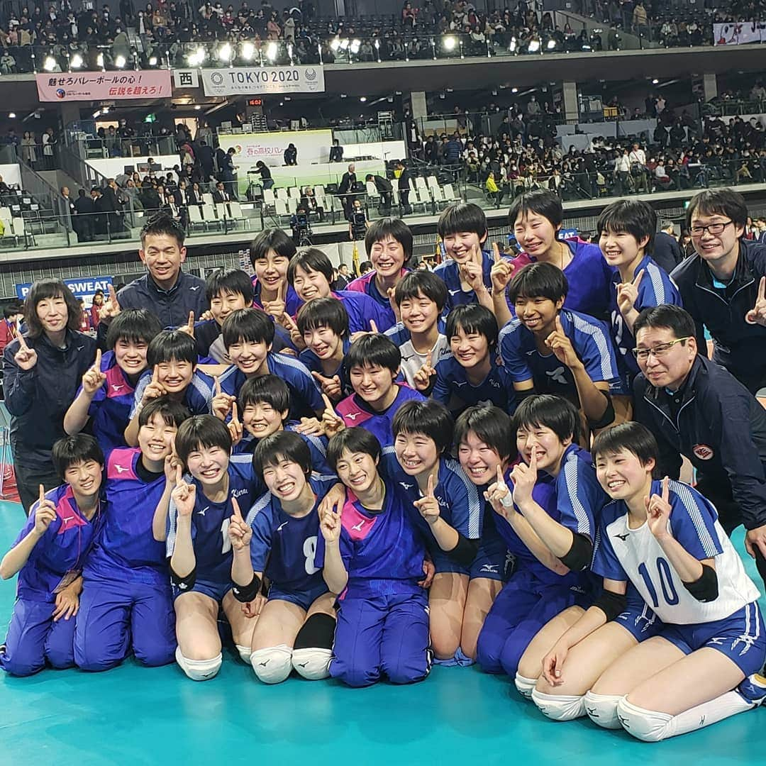 TBSバレブーさんのインスタグラム写真 - (TBSバレブーInstagram)「#春の高校バレー 女子決勝🏐 . 昨年の決勝と同じカードとなった  #金蘭会 (大阪)vs #東九州龍谷 （大分）の試合は３－２のフルセットの激闘の末、金蘭会高校が２年連続３度目の優勝を決めました‼️ . 国体、インターハイと準優勝に終わり、春高の舞台にすべてをかけてきたと話す金蘭会の選手達。 自らにかした走り込みが自信につながったと話してくれました☺️ . 大会MVPには2年生の #宮部愛芽世 選手が選出👑 . 来年も優勝して3連覇を狙いたいと喜びをかみしめました(*^^*) 選手たちの今後の活躍が楽しみです」1月13日 18時24分 - tbs.volleyboo