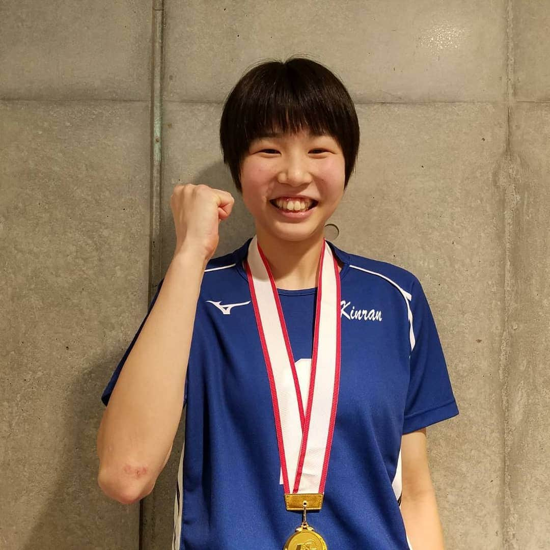 TBSバレブーさんのインスタグラム写真 - (TBSバレブーInstagram)「#春の高校バレー 女子決勝🏐 . 昨年の決勝と同じカードとなった  #金蘭会 (大阪)vs #東九州龍谷 （大分）の試合は３－２のフルセットの激闘の末、金蘭会高校が２年連続３度目の優勝を決めました‼️ . 国体、インターハイと準優勝に終わり、春高の舞台にすべてをかけてきたと話す金蘭会の選手達。 自らにかした走り込みが自信につながったと話してくれました☺️ . 大会MVPには2年生の #宮部愛芽世 選手が選出👑 . 来年も優勝して3連覇を狙いたいと喜びをかみしめました(*^^*) 選手たちの今後の活躍が楽しみです」1月13日 18時24分 - tbs.volleyboo