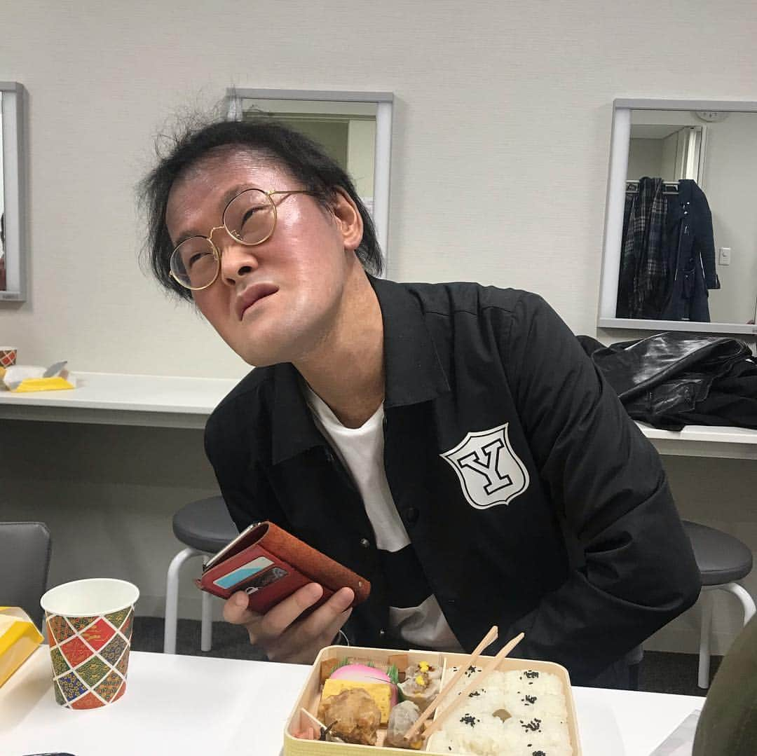 ゆうへいさんのインスタグラム写真 - (ゆうへいInstagram)「1日1吉田たち。  昨日は関内で漫才をさせていただきました。ありがとうございました。横浜中華街に行きたかった。  みつあみの人々も居たよ。またやりたいね。とりあえずバスツアー来てね🚌イチゴ狩ろうよ🍓  #吉田たち #漫才 #双子」1月13日 18時27分 - tachianija