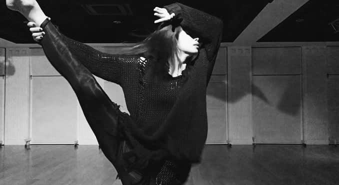 佐藤晴美さんのインスタグラム写真 - (佐藤晴美Instagram)「ゆるゆるゆるっと 脱力だーん。 すごくステキな歌声なのだよ。 Aimerさん大好きなのだよ。 感じていたいよ、運命の糸を。 #Aimer」1月13日 18時50分 - sato_harumi__official