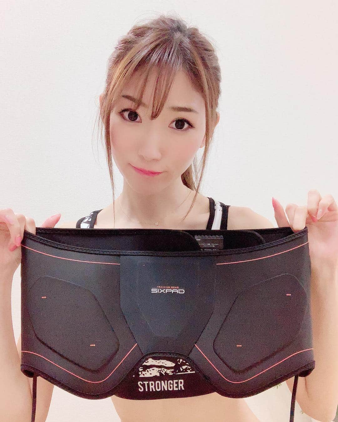 美波千夏さんのインスタグラム写真 - (美波千夏Instagram)「SIXPADから新しくお尻を鍛えられるSIXPAD Bottom Beltが出たということで早速ゲット🥺❤️テレビ見ながら楽して美尻になるなんて最高ーっ✨ お尻と太ももがピクピクなるんですよ！この感動を伝えたいので動画載せときます🙌 1日1回しかやっちゃダメらしいいんだけど…もっとやりたい（笑）我慢しまーす😔笑 . #SIXPADBottomBelt #動くおしり #ヒップアップ #nanao #EMS #筋トレ女子 #美尻 #尻トレ #SIXPAD #スポーツ女子」1月13日 19時18分 - chinatsu_minami