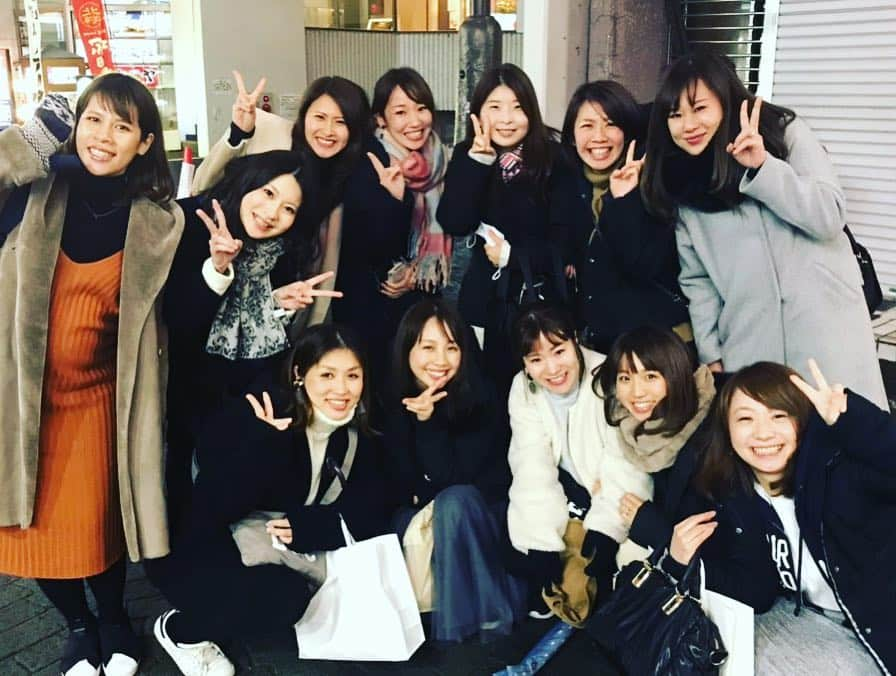 鈴木あきえさんのインスタグラム写真 - (鈴木あきえInstagram)「先日の、 #チア部 #新年会 💗  それぞれちょくちょく会ってるけど こんなに大勢で会うのは久しぶり〜🥰💗 いくつになっても 最高だなこのメンバー❤️ LOVE❤️❤️❤️ #チア部 #雪谷高校 #cougars #楽しすぎ #笑いすぎ #喋りすぎ #安定の喉かれる人多数 #羽を伸ばす母たち多数 #チア部の襷マタニティパジャマも次の妊婦へバトンタッチ笑 #そして健全な時間に解散 #最後の写真は高2の私たち #14？5？年前 #どれかわからないという質問がきたので #私は上から2列目の右から2番目濃いピンクのTシャツです笑 #ほんと時の流れは早い #また近々❤️」1月13日 19時23分 - akiesuzuki0312