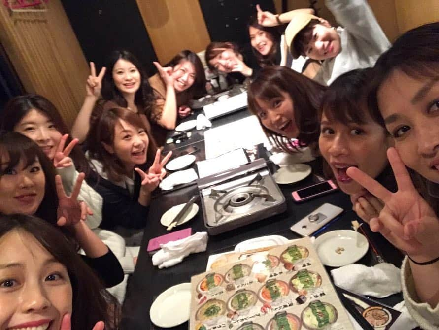 鈴木あきえさんのインスタグラム写真 - (鈴木あきえInstagram)「先日の、 #チア部 #新年会 💗  それぞれちょくちょく会ってるけど こんなに大勢で会うのは久しぶり〜🥰💗 いくつになっても 最高だなこのメンバー❤️ LOVE❤️❤️❤️ #チア部 #雪谷高校 #cougars #楽しすぎ #笑いすぎ #喋りすぎ #安定の喉かれる人多数 #羽を伸ばす母たち多数 #チア部の襷マタニティパジャマも次の妊婦へバトンタッチ笑 #そして健全な時間に解散 #最後の写真は高2の私たち #14？5？年前 #どれかわからないという質問がきたので #私は上から2列目の右から2番目濃いピンクのTシャツです笑 #ほんと時の流れは早い #また近々❤️」1月13日 19時23分 - akiesuzuki0312