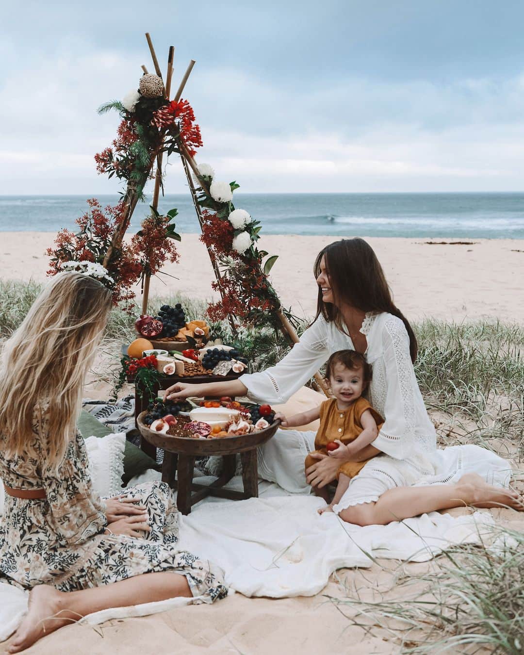 ジェシカ・スタインのインスタグラム：「Take time together. Make moments. A very belated, but very happy new year everyone. I hope it is kind on you ❤️✨」