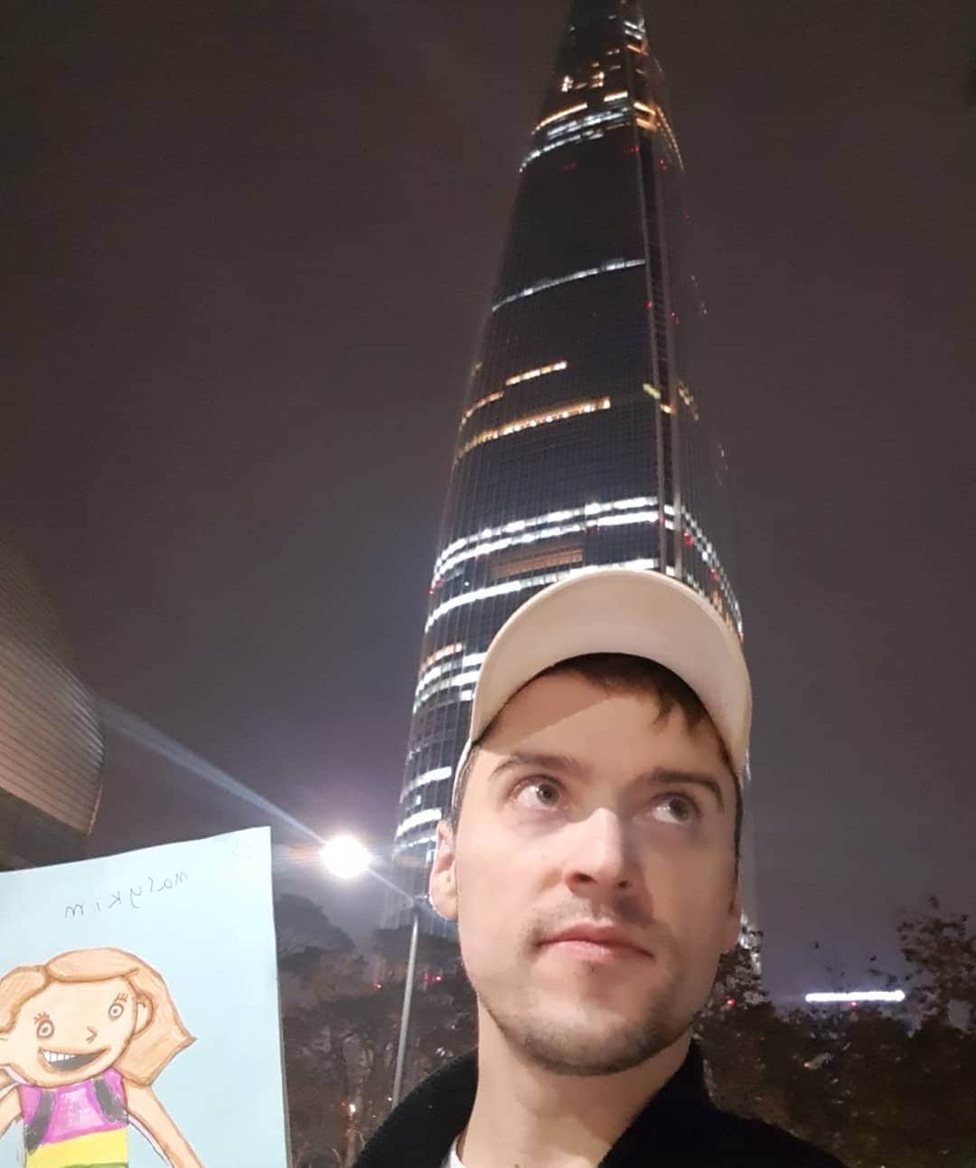のインスタグラム：「So my niece made a drawing and she wants it to travel the world. So here he (the drawing) is at Jamsil lotte tower, han river, chong-ro and gangnam! Next stop @darrrkus in San Francisco. Then New York, and back to Quebec city before the school year end」