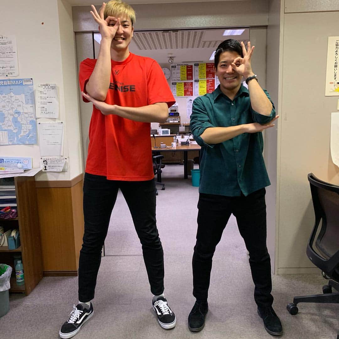のインスタグラム：「今日のMBCスポーツ！GOGOレブナイズでは、福田惟吹選手に来ていただきました！ 福田選手、今イチオシのポーズはこれだそうです！笑 ホーム戦での勝利興奮しました〜 来週の試合も鹿児島アリーナですよ！  #MBCラジオ #basketball #鹿児島レブナイズ #B3 #福田惟吹 #mbc  #mbcスポーツ」