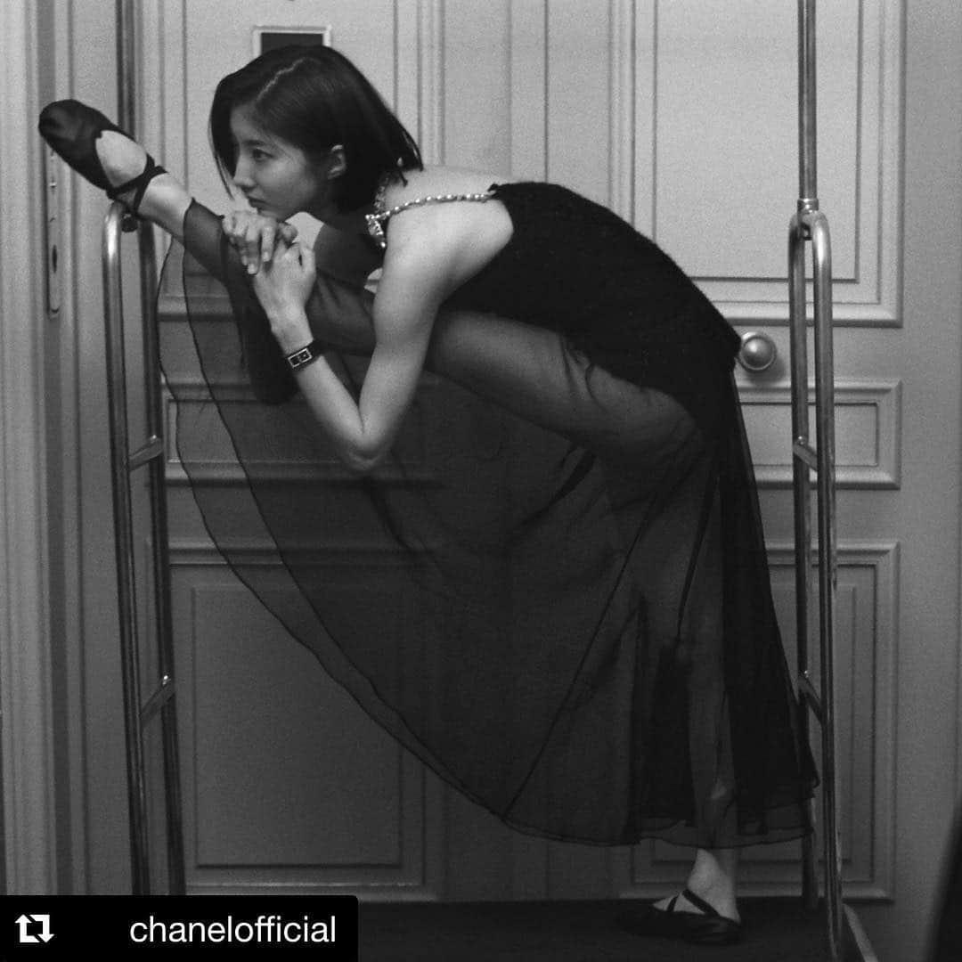 飯島望未さんのインスタグラム写真 - (飯島望未Instagram)「#Repost @chanelofficial ・・・ Stretching time at the @Ritzparis with @Nozo0806 wearing her CODE COCO watch. Meet the #CODECOCO Society. #CHANELWatches」1月13日 19時57分 - nozo0806