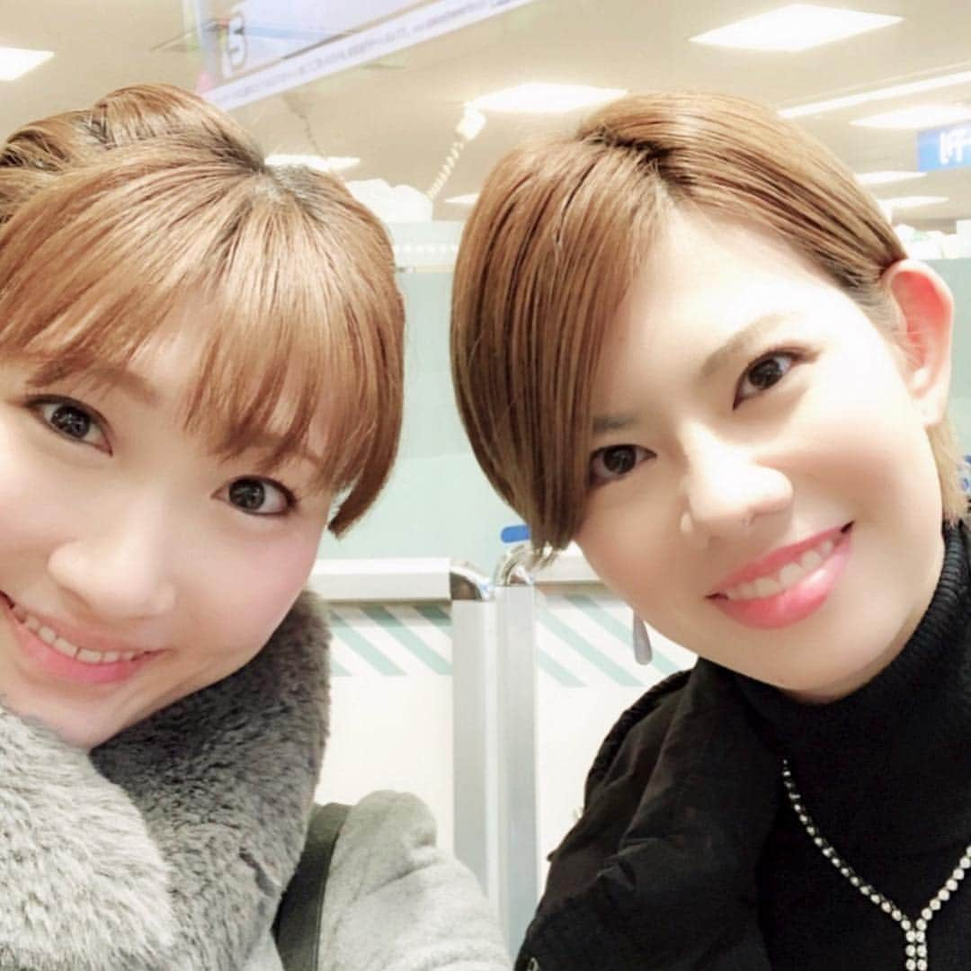 結乃かなりさんのインスタグラム写真 - (結乃かなりInstagram)「・ ・ ・ 本日は、生クリーム専門店へ😊  あまり並ばず入れました〜👍 お相手は、さったん。#鷺世燿  関西組OGは貴重な存在✋  さったん手作り石鹸をもらいました😍敏感肌にも良いみたいで、使うのが楽しみです✨ ・ ・ #宝塚og#宙組#生クリーム専門店milk#美味しかった#シフォンケーキ#手作り石鹸」1月13日 20時25分 - kanariyuino