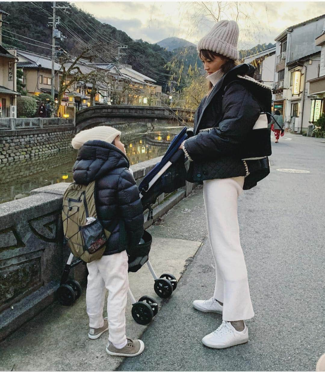 田中彩子さんのインスタグラム写真 - (田中彩子Instagram)「. 2年振りに城崎へ🚞 雪が降っていると思ってたけど降っていなかったしとても暖かく綺麗な青空の城崎でした✨ 温泉♨️と美味しい蟹🦀に癒されたあっという間の1泊2日でした😊 . knitcap...#ronherman  knittops/pants... @gypsohila.jpn  socks...#tabio #靴下屋  shoes...#tomorrowland_jp × #adidas  bag...#ayako . 特急電車の旅行にはアップリカのマジカルエアーがマスト👍 息子の時からB型はこれです✨ 何年か前に発売されていたクリスタルグレーのマジカルエアーをもう一度販売して欲しい！😢 すっごい可愛いんです✨」1月13日 21時17分 - ayako_tanaka_