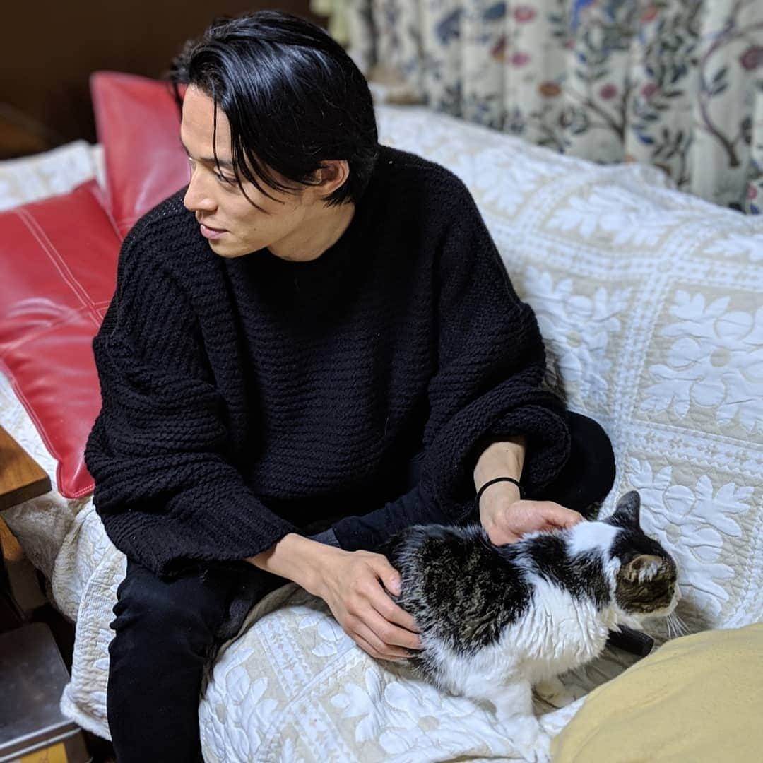 久保裕丈さんのインスタグラム写真 - (久保裕丈Instagram)「実家で猫を撫で回したり、姪っ子にギャン泣きされたりしています。姪っ子は遠いとこちらを見てニコニコしてるのに、近くに寄るとギャン泣きする、珍しいデレツンタイプのようです☺️ 猫のりょうは17歳の超おじいちゃん！いつも、父ちゃん母ちゃんが朝4時起きで、1日2回の点滴をしてくれてるから元気。目が見えなくても帰るとヨチヨチよってきてくれる🌹 #実家 #八王子」1月13日 21時29分 - hirotakekubo