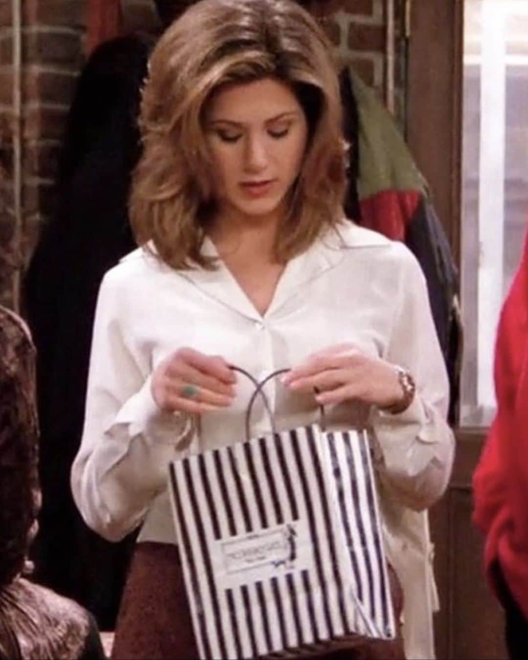 ヘンリベンデルのインスタグラム：「Channel your inner Rachel and call all your #Friends… your final chance to #shop #henribendel is happening now. 🛍 And with our entire site at up to 60% off, it's just too good to miss.」