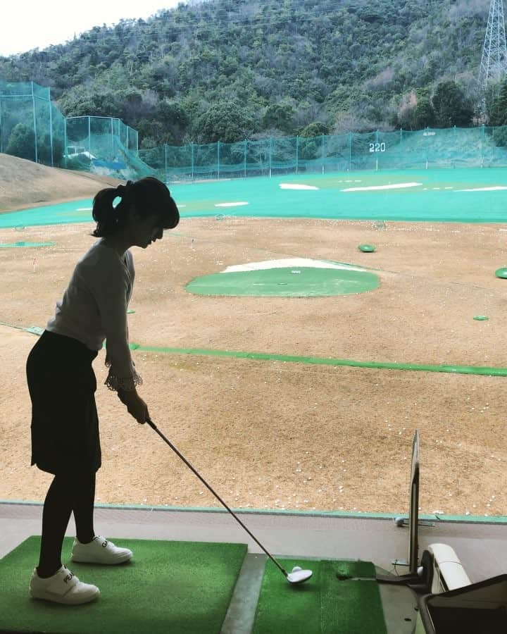 中西希のインスタグラム：「苦手なフェアウェイウッドの練習🏌️‍♀️ #ゴルフ #ゴルフ女子 #アナウンサー #ゴルフスイング #ゴルフ好き #ゴルフ部 #ゴルフ好きと繋がりたい #ゴルフ動画 #ゴルジョモ @goljomo」