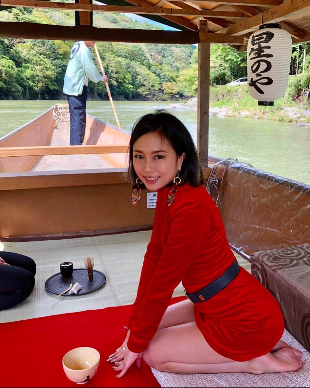 エリイ さんのインスタグラム写真 - (エリイ Instagram)「Numeroで旅行記、何件か出てるから読んでみてね！ ロンドンで買ったワンピースと母のベルト、新宿で買ったピアスに舟の上でお茶。  この川の色が私をかきたてる。 #星のや京都  #numerotokyo」1月14日 1時04分 - elliechimpom