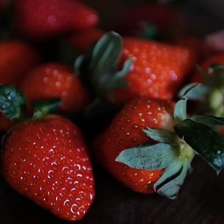 のインスタグラム：「いちごのデザートはこんなふうに。#料理動画 #いちご #くらしのきほん #松浦弥太郎」
