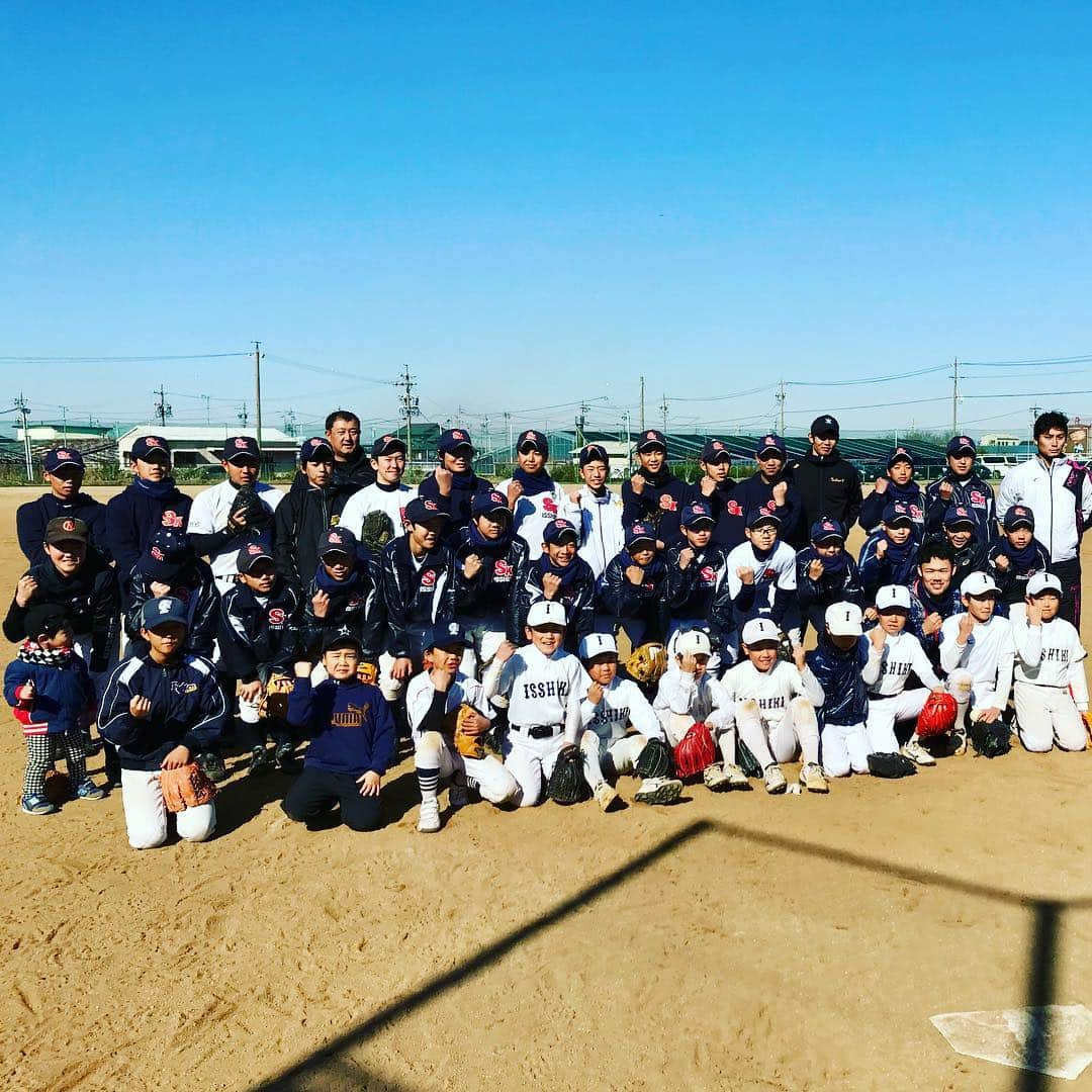 福谷浩司のインスタグラム：「一色町で野口さん、おぐ、トシと小中学生ふれあいの会⚾️恒例の対決など一緒に汗を流しました！名物の鰻も✨  #野口茂樹 #小熊凌祐 #岡田俊哉 #一色町 #一色SKクラブ #対決 #海道 #うなぎ #毎年恒例サイン講座」