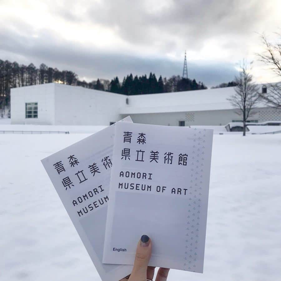 長谷川あやさんのインスタグラム写真 - (長谷川あやInstagram)「⚪️⚪️⚪️ #aomori #trip #travel #pr #happy #art #artmuseum #青森県 #青森県立美術館 #美術館 #発車オーライネット #定期観光バス #行くぜ東北 #冬のごほうび #白銀の八甲田樹氷号 #あや旅成長日記 ・ ・ ・ 楽しみにしていた青森県立美術館💁‍♀️✨ ・ あの#奈良美智 さんが 高さ約8.5メートルの『あおもり犬』と 『八角堂』の展示空間を 手がけているということで しっかり見学してきたよ👀💓 ・ とっておきのおすすめスポットもあるので また紹介するね(´∀｀)💭」1月14日 17時04分 - ayasuke_0516