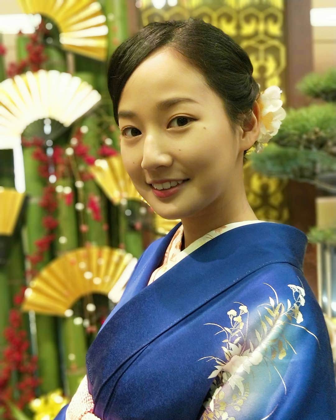 高嶋香帆のインスタグラム：「妹の結婚式は母の着物で😊💕 . 結婚する前に着ていたものだって👏✨ 青着ると女将感が出るなぁー😂！ . 末っ子の結婚式は、何だか感慨深いものがありますねぇ！ いい式になって良かった😊✨ . そして、家族がどんどん増えていって嬉しいです😂✨ . さーて、今日から気合い入れるよー！！ . #着物 #着物ヘア #和服ヘア #訪問着 #リーガロイヤルホテル大阪 #結婚式 #kimonostyle #japanesegirl #japantrip #asiangirls #followme」