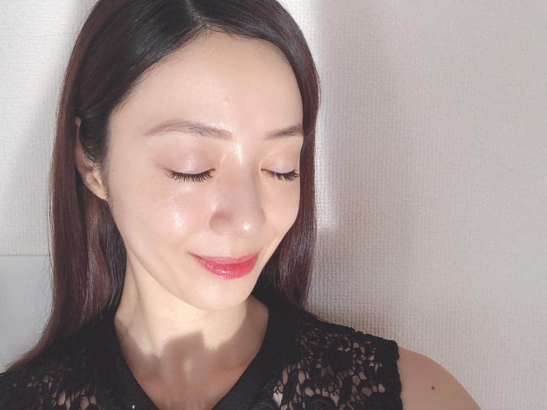 白田久子さんのインスタグラム写真 - (白田久子Instagram)「話題になってる水分系化粧品を色々試してきましたが私の強者乾燥肌💥に打ち勝つ商品がなかなか無く…やっとやっと 今回私の肌も唸った水光肌セットと出会えました！ ・ 韓国にある皮膚科エステなど900箇所で使われている 『オキシジェンシューティカルズ』というブランド👩🏻‍🔬 ①オイルのような使用感なのにノンオイルの高濃縮美容液 ②ヒアルロン酸、ホホバオイル、緑茶抽出物配合のセラム この２つを混ぜて使うと写真のような艶っ艶の凹凸無し水光肌の出来上がり❣️ （ファンデ塗ってません） 朝までしっとり、この艶感待ってました！本当出会えて良かった商品です。 #ビューティーガールズ #オキシジェンシューティカルズ #beautygirlsbyharu #韓国メディカルコスメ #韓国コスメ#oxygenceuticals #韓国コスメ通販 #ツヤ肌 #水光肌 #年子ママ #オデコの吹出物はご愛嬌😂」1月14日 11時30分 - hisako_shirata