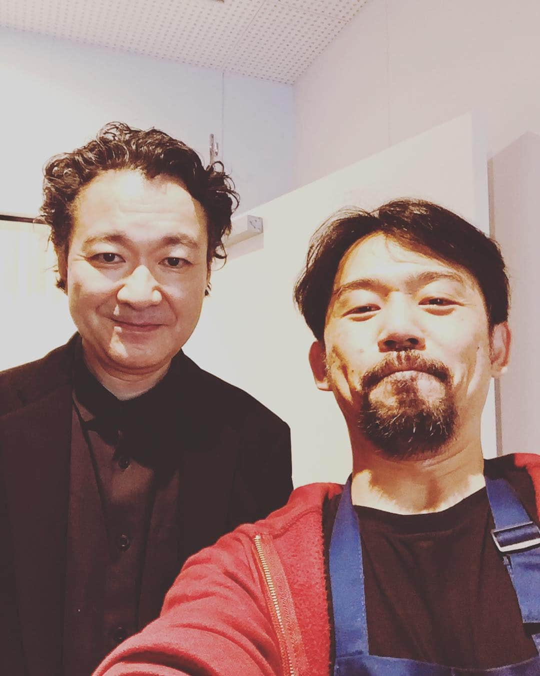 岡田義徳さんのインスタグラム写真 - (岡田義徳Instagram)「これが舞台のウラ側だ！ 最終回。 演出家。白井晃氏。白井さんが演者を演出して頂いて、全てがあります。 感謝です。 今日は、大千秋楽。 13時開演。 すべての方に響きますように。  #岡田義徳 #白井晃 #no9 #不滅の旋律 #演出家」1月14日 11時57分 - yoshinori_okada_44