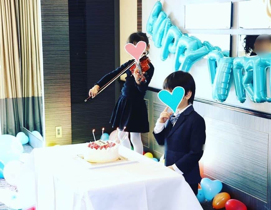 神田うのさんのインスタグラム写真 - (神田うのInstagram)「娘のお友達こうた君💕7歳のお誕生日おめでとう🎂🎉 千晶ちゃん💕ママ歴7年お疲れ様です❣️ 妊婦時代も同じで私達も子供達も同じ歳💖 こうた君のグランマ💕とは私が19歳の頃からのお付き合いなのでかれこれ24年❗️ 長〜くお付き合いしている大切なファミリーです💖 1歳の時からお祝いし合ってきてもう7回目‼️ 子供の成長を一緒に喜び合える関係に感謝しています🥰 #お誕生日会#birthdayparty#お誕生日おめでとう#お誕生日おめでとうございます#おめでとう #おめでとうございます #congratulations #happybirthday#7歳#7yearsold#birthday#party#お誕生日#パーティー #娘のお友達#ママ友#働くママ同士#働くママ#子供の成長#お祝い#神田うの#unokanda#chieimai#チエイマイ」1月14日 12時27分 - unokandaofficial