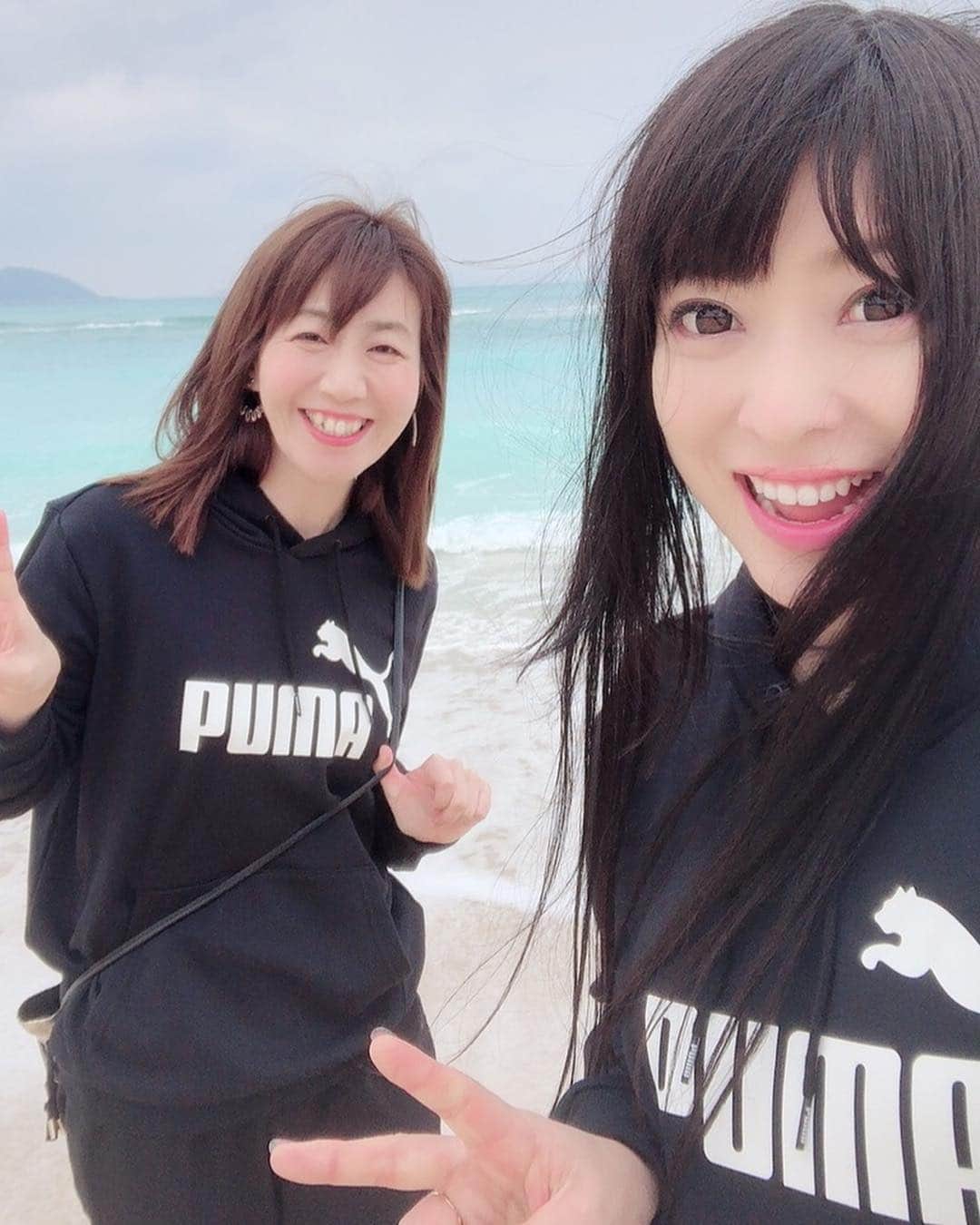 鈴華ゆう子のインスタグラム：「人生初のペアルック。 先日ピアニストたまちゃん(広田圭美)と友人の結婚式の為に沖縄へ！寒かったから急遽おそろコーデ(･ω･)靴も。私は緑！ #広田圭美 #227 #沖縄 #yukosuzuhana」
