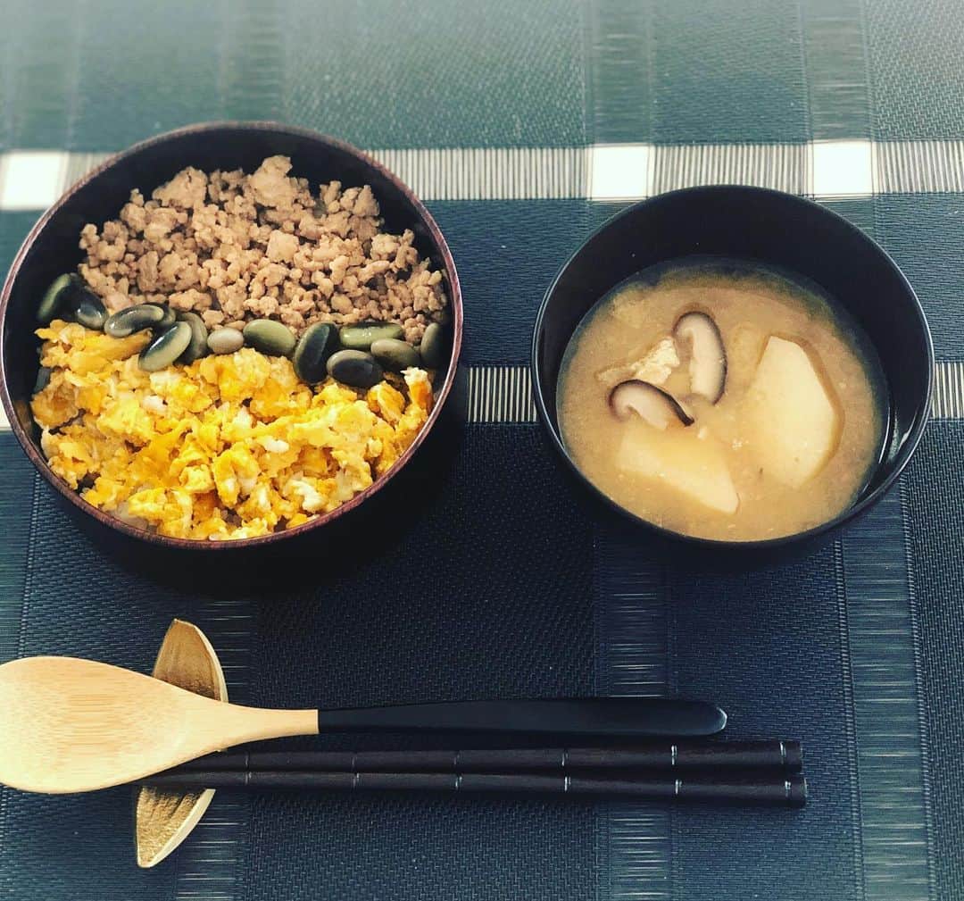 内田恭子さんのインスタグラム写真 - (内田恭子Instagram)「丸重箱が可愛いからお昼に。山芋のお味噌汁と。  #うちごはん #休日のお昼 #丸重箱 #三段 #内田恭子 #kyokouchida」1月14日 12時53分 - kyoko.uchida.official