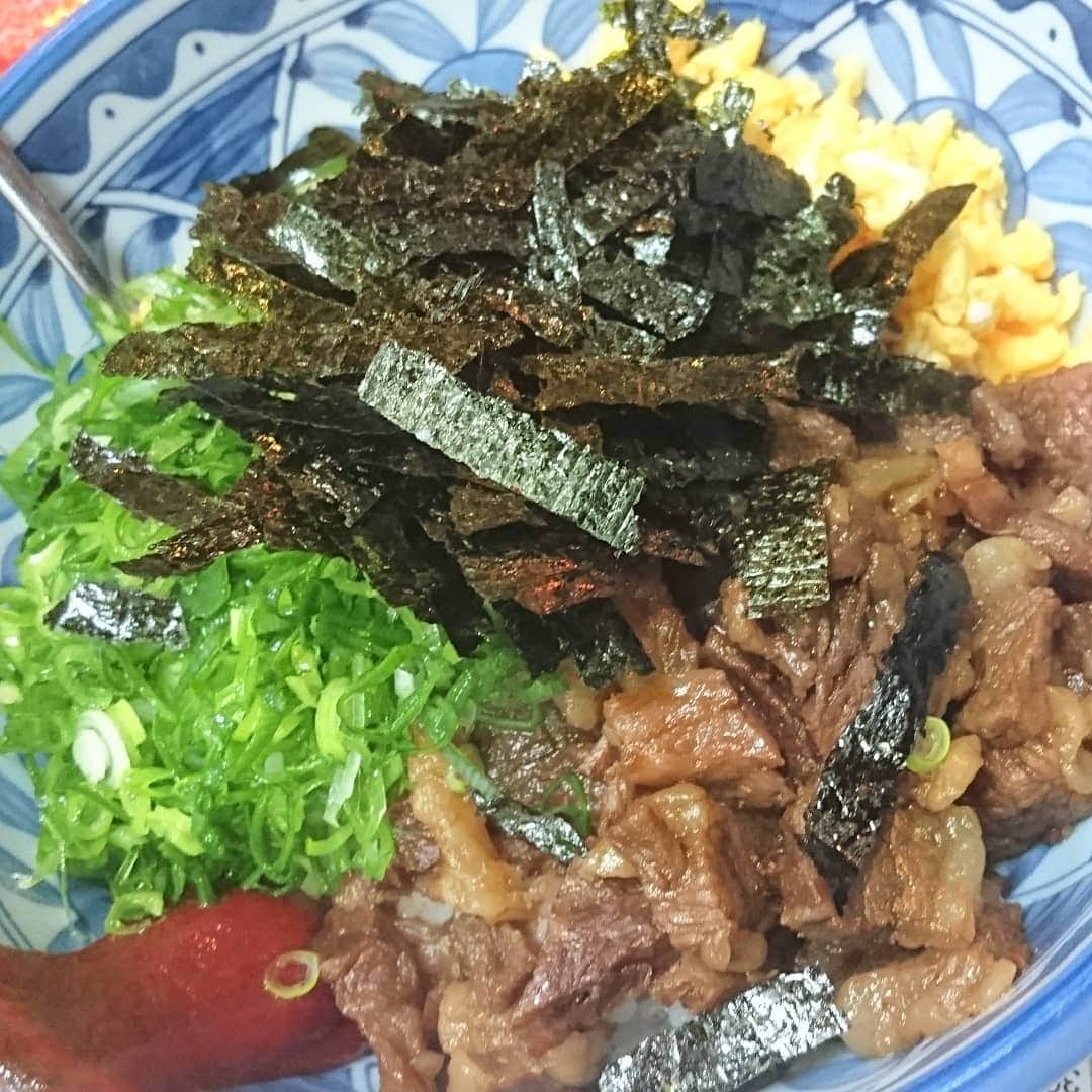 武蔵さんのインスタグラム写真 - (武蔵Instagram)「正月は選手たちと焼き肉初め。 久々に神戸の「たじまや」  焼肉はもちろん、虹色ジーンでも紹介させていただいた「たじまや丼」はやっぱり美味かった！  #武蔵 #焼肉 #たじまや #神戸  #kobe  #beef  #fighter」1月14日 12時55分 - musashi_k1karate