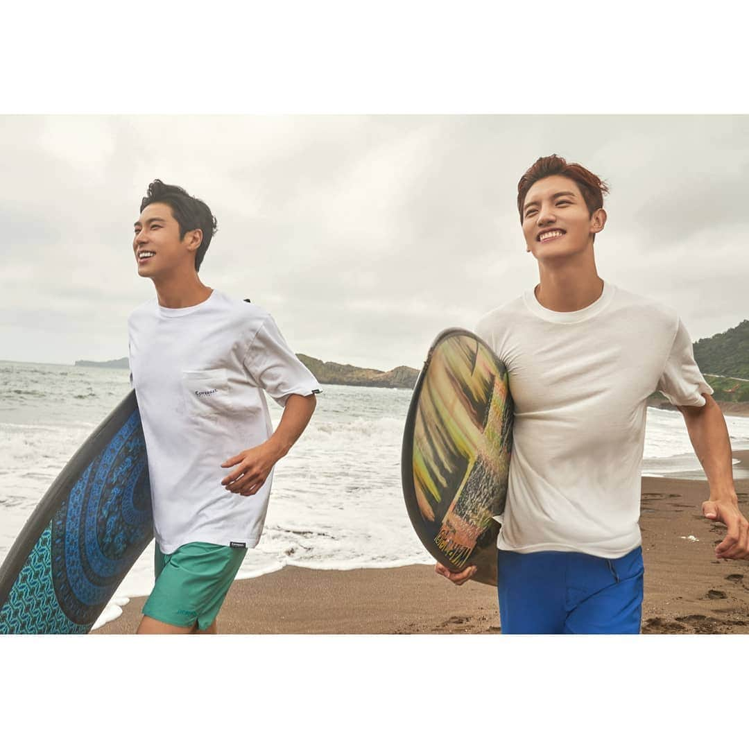 東方神起さんのインスタグラム写真 - (東方神起Instagram)「‘K-POP 황제' 동방신기가 스코틀랜드, 피렌체, 제주도에서 촬영한 ‘LIFE IS A JOURNEY’ 화보집이 1월 31일 발매됩니다!  _ 'K-POP Kings' TVXQ!'s photobook ‘LIFE IS A JOURNEY,’ which captures the two members in the lanscapes of Scotland, Florence, and Jeju, is coming out on Jan. 31!  _ 🖥🛒온라인 예약판매 (Online pre-orders): 19.01.14~ (KST)  _ #동방신기 #東方神起 #U_Know #MAX #유노윤호 #최강창민 #LIFE_IS_A_JOURNEY」1月14日 13時13分 - tvxq.official