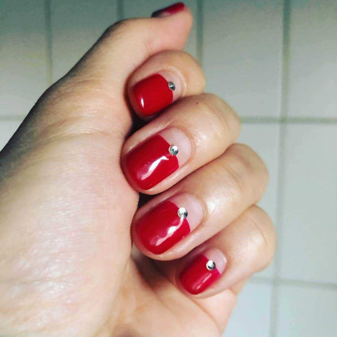 倉本康子さんのインスタグラム写真 - (倉本康子Instagram)「🌟 新年nail 赤のハーフにストーンをつけてもらったよ。 新年1発目、ukaのKIHOさんに！ キホさんとひっさしぶりに トークしまくりで！ #uka #ukamidtown #さすがのケア #さすがの技術力 #キホさんさすがだわ #やっぱり最高 #ネイルケア #nail #nailstagram  #naildesign #nail  #ukaのネイルグッズは13カ国でお取り扱いされてるんだって！ #ネイルオイルやネイル美容液も愛用中 #そうかそういうのをインスタでアップしたらいいのか #そういうことか」1月14日 13時15分 - yasuko_kuramoto_yakko