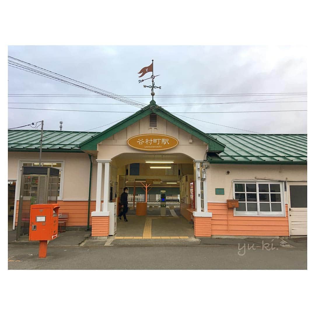 のインスタグラム：「. シルバニアみたいな優しい色合いが かわいい谷村町駅＊ . 撮影で度々使われている駅のようです☺︎ ホームのベンチにかわいい座布団が 敷かれててほっこり☺️ . . 3枚目は 撮影のお土産にいただいた 笹一酒造さんの商品♡ . 甚吉袋というお酒を入れる袋、 存在を初めて知ったんですが、 めちゃくちゃかわいくて ポーチとして使いたい♡♡ . 笹一さんでは試飲をさせていただいたのですが 日本酒を飲めない( 飲まない )わたしでも すっきり飲みやすいお酒でした☺︎ . #shooting #yamanashi #localstation #station #japanesestation #japan #cameragirl #travelgirl #actress #撮影 #オフショット #山梨 #谷村町駅 #昔ながら #かわいい建物 #笹一酒造 #甚吉袋 #カメラ女子 #旅好き #女優」