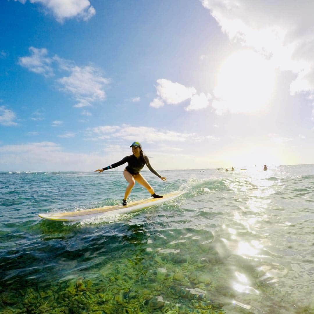 伊藤歩さんのインスタグラム写真 - (伊藤歩Instagram)「Aloha🌺Island * * * 海が一番好き ハワイは大好きな友達が住んでいる島  へたっぴだけどサーフィンが大好きな私に いつも素晴らしい瞬間をくれる @surfergirlacademy ここにいる今に感謝です🧡  #lovesurfing#catchthewave#sunshineisland#longboard#surfergirlacademy#hawaii#loveocean#beautyofnature#funsurf#kewalo#waikiki#nomakeup#japaneseactress#ayumiito#海が大好き#サーフィン大好き#サーフィン#ハワイ#自然#ノーメイク#シミ増量中#感謝#ロングボード#バケーション#伊藤歩」1月14日 14時16分 - ayumi__ito