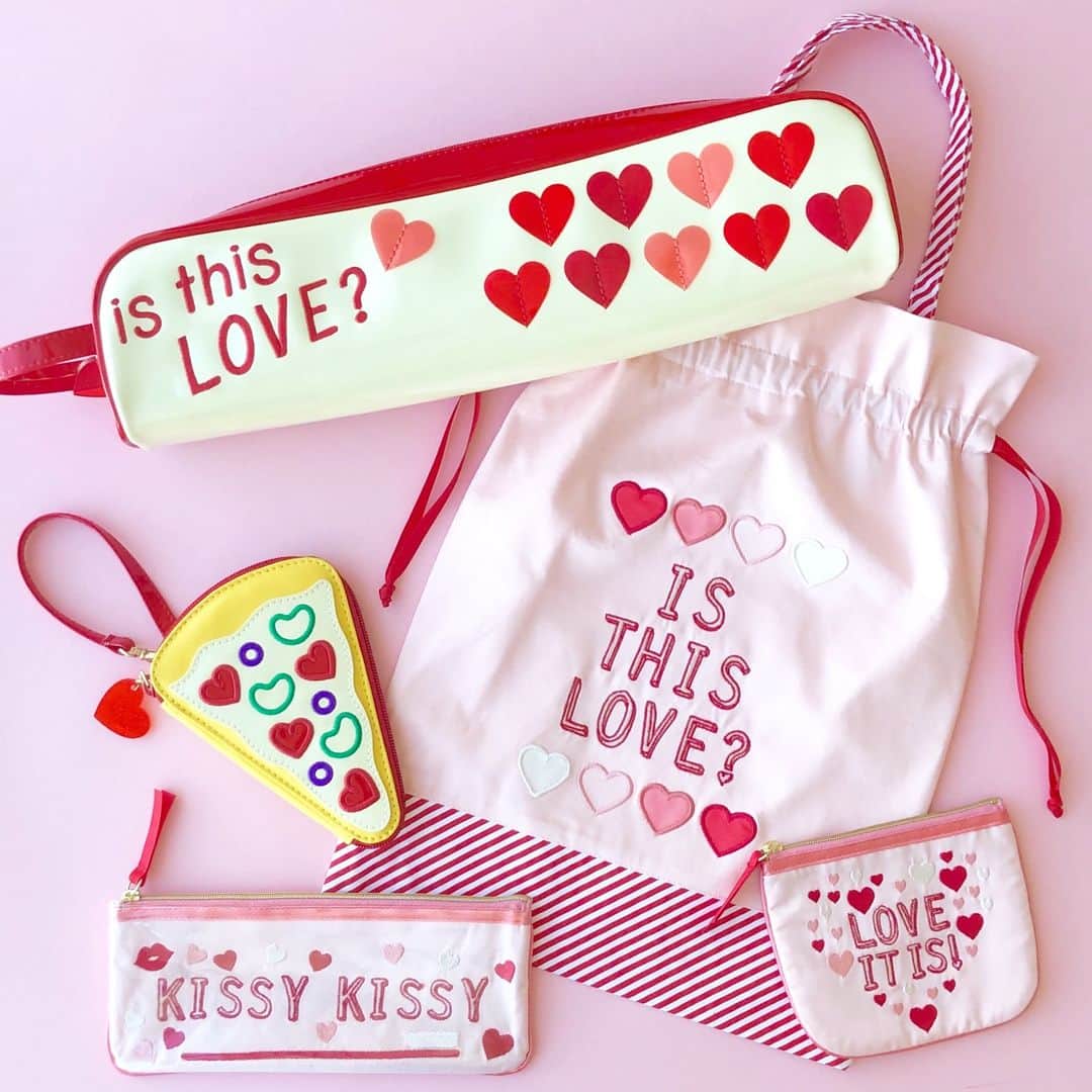 のインスタグラム：「元気が出そうなハート柄シリーズ❤️歯ブラシケース、ティッシュケース、巾着に、w37cmでコードもスッキリ収納できるヘアアイロンケース、ハートをトッピングしたピザ🍕のアクセサリーケースです❤️PLAZA・MINiPLA限定アイテム❣️ . 歯ブラシケース ¥1,296(税込) ティッシュケース ¥1,296(税込) 巾着 ¥1,728(税込) ヘアアイロンケース ¥2,484(税込) アクセサリーケース ¥1,512(税込) . PLAZA・MINiPLA・PLAZA ONLINE STOREでお取り扱いしています❣️ . #HEART #ハート #❤️ #🍕 #pizza #ピザ #girlpower #girl #grlpwr #ポーチ #旅行 #travel #trip #PLAZA #プラザ #MINiPLA #MINIPLA #ミニプラ  @plazastyle」