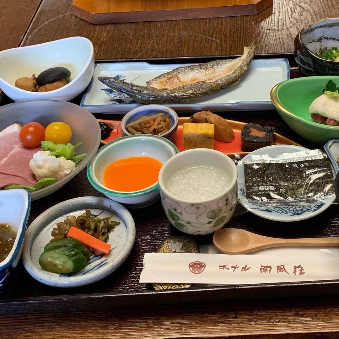 今野ゆいさんのインスタグラム写真 - (今野ゆいInstagram)「今年初の温泉旅行♨️ 今回は箱根湯本にある、ホテル南風荘にお泊り。お料理も美味しいし、お部屋も綺麗で温泉も良かった〜。オイルマッサージも上手で、またしてほしい★ココおススメ✨ 今度は草津温泉へ行きたいw #箱根湯本 #ホテル南風荘」1月14日 14時22分 - yui_85_