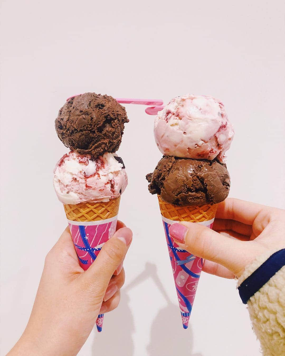 Ami さんのインスタグラム写真 - (Ami Instagram)「31🍦 フレイバーのチョイスも一緒で笑った😂w #上下指定しなかったらこうなりました #二人とも最後にチョコ食べたい派 #譲ってくれた #やさお」1月14日 14時29分 - ami_dream05
