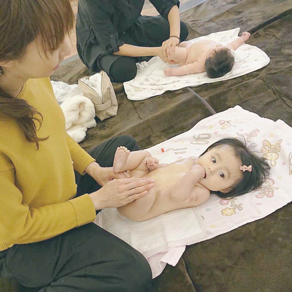 迎賓館ヴィクトリア/イベント.フォト-富山高岡金沢小松福井のインスタグラム：「毎回大好評のヴィクトリアママランチ会🤱💕 次回2月のご予約も続々と入ってます♪ ・ ・ ベビーマッサージ体験 + ヴィクトリアの特製ランチ🍽 お近くの迎賓館ヴィクトリアにお問い合わせ、もしくはFacebookをご覧ください ・ ・ ・ #迎賓館ヴィクトリア #ヴィクトリア #ランチ #結婚式場 #ベビー #ベビーマッサージ #ベビーフォト #クラブヴィクトリア #家族愛 #赤ちゃん #かわいい #ママ #はじまりの場所 #いつでも帰ってこられる」