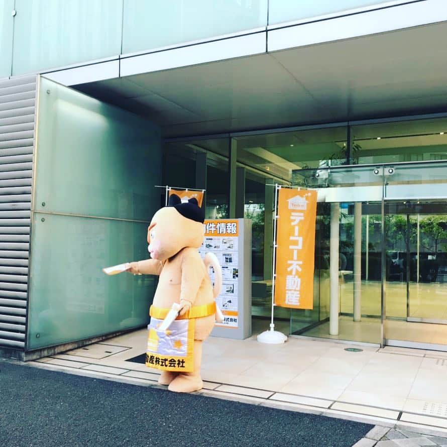白洲美加の世界のインスタグラム：「前の職場の前を通りかかったら…住もう君発見！ あの感じはたぶん鍵村。 相変わらず着ぐるみ着てチラシ配ってる。 成長のない男。 #ダサダサ #ナルシスト野郎 #生意気 #きらーい」