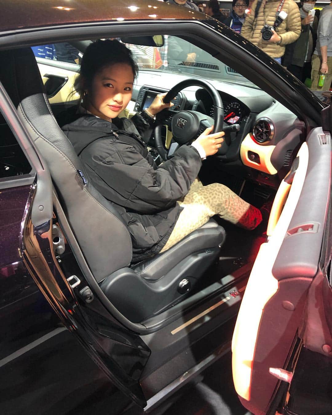 石井美音奈のインスタグラム：「はじめてのモーターショーだったけど凄く楽しく、車の免許を取ったタイミングだったのでさらに興味が湧きました‼️ レーサーにも行ってみたい^_^ 詳しい方色々教えて下さい^_^  liberty Walk のカメラマンさんにもお写真撮って頂きました🥰🥰 #libertywalk  #リバティーウォーク  #車 #tokyoautosalon #幕張メッセ #東京オートサロン #東京オートサロン2019」