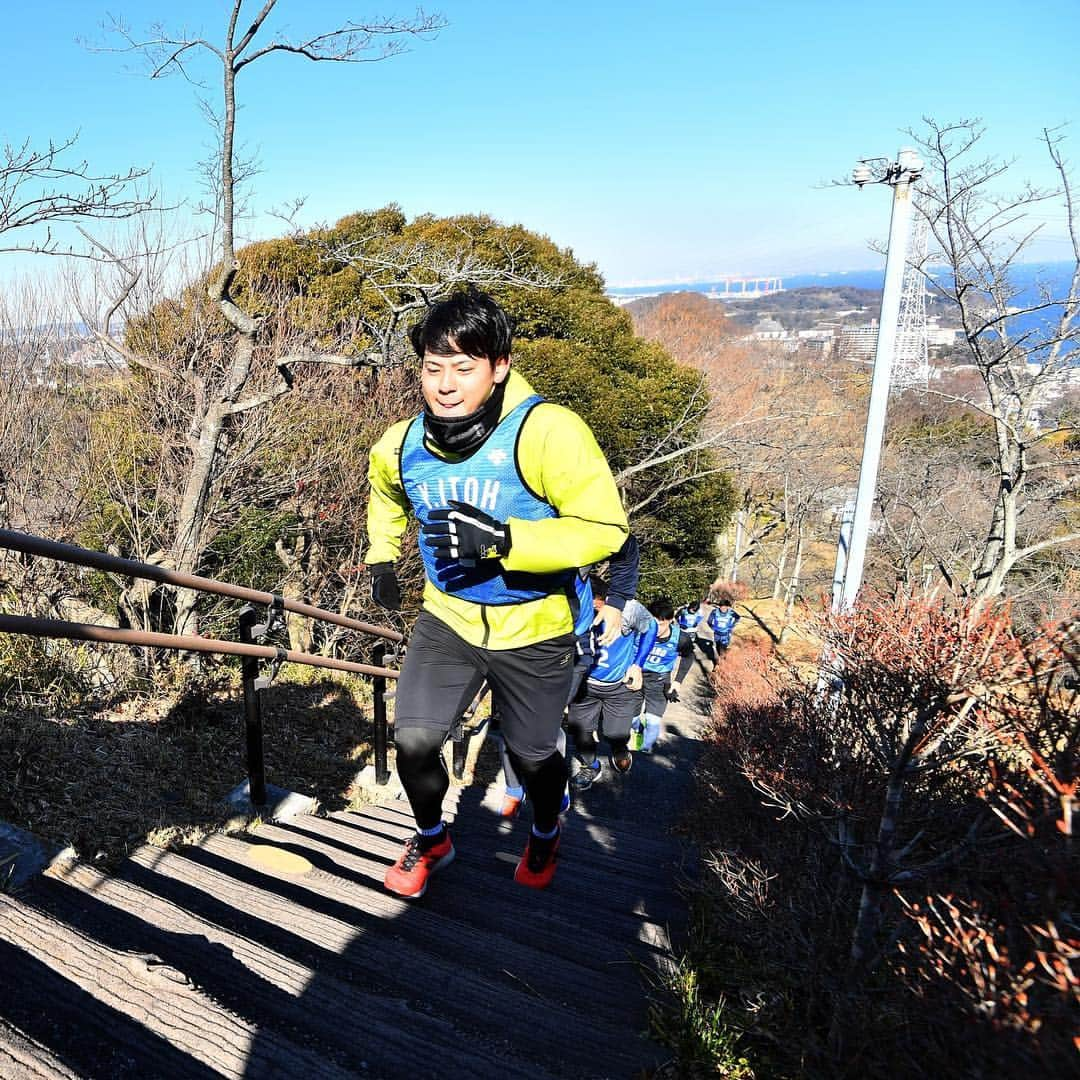 横浜DeNAベイスターズさんのインスタグラム写真 - (横浜DeNAベイスターズInstagram)「. 恒例の新人山登りランニング。  今季は競争ではなく、トレーニングの一環として行われました。 終始先頭で引っ張っていたのは#伊藤裕季也 選手！ 新人合同自主トレは第2クールが終了。 「第3クールも是非自分たちの軽快な動きを見に来てください！」と #知野直人 選手。 皆様のお越しをお待ちしています！ #baystars  #新人合同自主トレ」1月14日 15時19分 - baystars_official