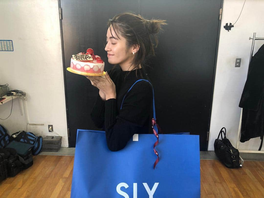 楓さんのインスタグラム写真 - (楓Instagram)「@sly_official の撮影でまたまたサプライズして頂きました...!!! 人生で一番祝われてる誕生日🎂 本当に幸せだなあ😭✨」1月14日 16時00分 - kaede_